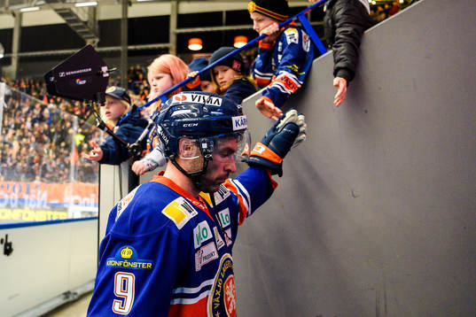 Växjös Josh Hennessy hälsar på fansen