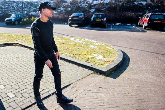 Nijmegens Jordan Larsson besöker sitt blivande hus