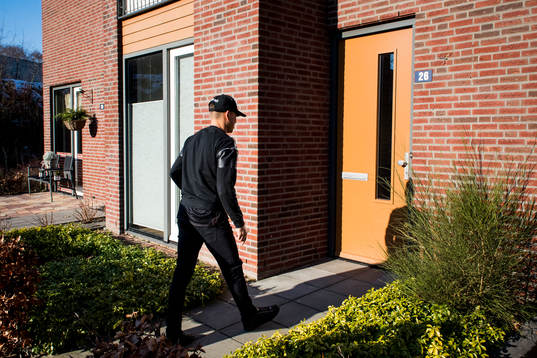 Nijmegens Jordan Larsson besöker sitt blivande hus