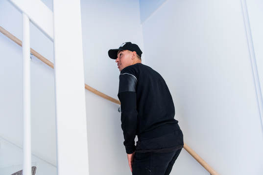 Nijmegens Jordan Larsson besöker sitt blivande hus