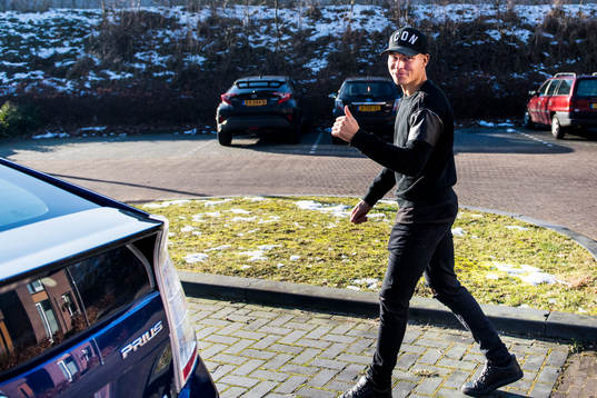 Nijmegens Jordan Larsson besöker sitt blivande hus