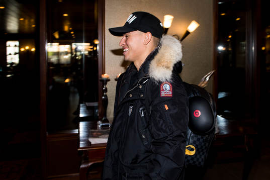 Nijmegens Jordan Larsson checkar in på ett hotell