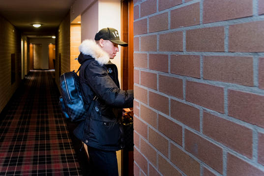 Nijmegens Jordan Larsson öppnar dörren till sitt hotellrum