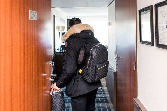 Nijmegens Jordan Larsson går in på sitt hotellrum