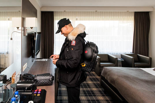 Nijmegens Jordan Larsson på sitt hotellrum