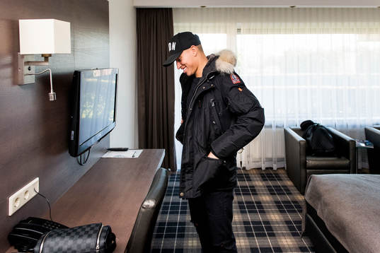 Nijmegens Jordan Larsson på sitt hotellrum