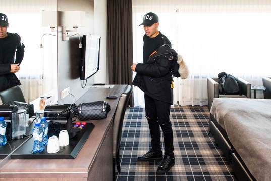 Nijmegens Jordan Larsson på sitt hotellrum
