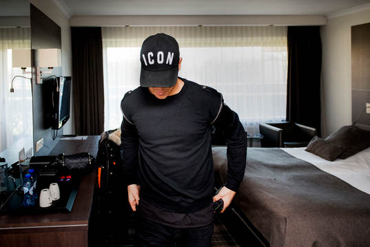 Nijmegens Jordan Larsson på sitt hotellrum