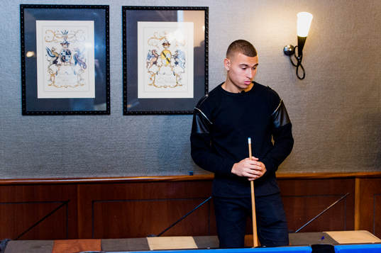 Nijmegens Jordan Larsson spelar biljard
