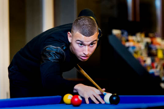 Nijmegens Jordan Larsson spelar biljard