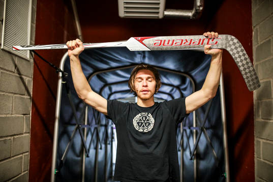 Brynäs målvakt Felix Sandström värmer upp