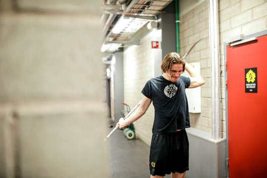 Brynäs målvakt Felix Sandström värmer upp