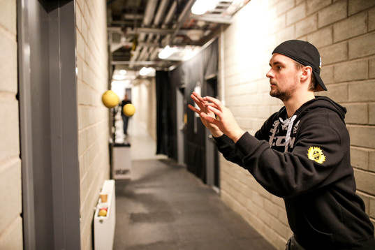 Skellefteås målvakt Gustaf Lindvall värmer upp