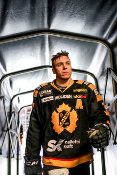 Skellefteås Pär Lindholm före ishockeymatchen i SHL