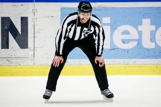 Linjedomare Johannes Käck grinar illa
