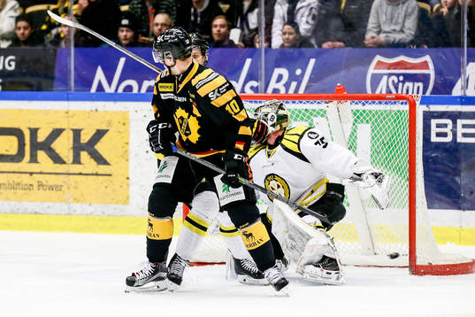 Skellefteås Joakim Lindström ser hur pucken går in