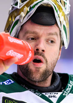 Färjestads målvakt Lars Haugen på uppvärmningen
