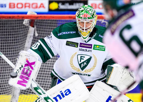 Färjestads målvakt Lars Haugen på uppvärmningen
