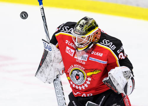 Luleås målvakt Joel Lassinatti räddar ett skott