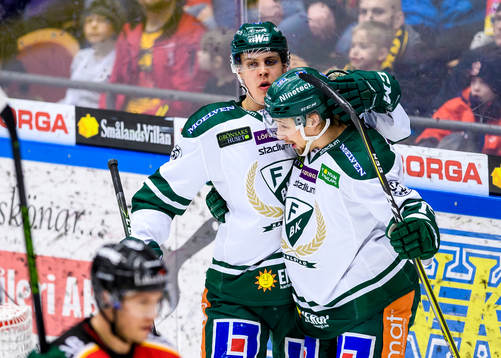 Färjestads Joel Eriksson Ek (v) jublar