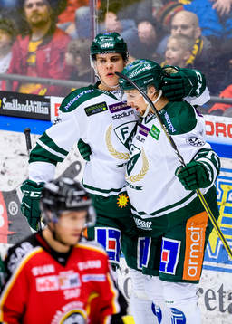 Färjestads Joel Eriksson Ek (v) jublar