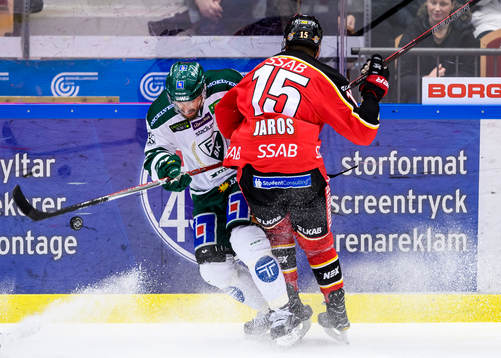 Luleås Christian Jaros tacklar Färjestads Jonas Holös