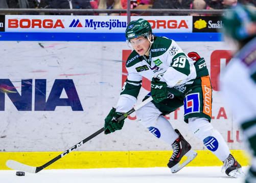 Färjestads Oskar Steen med pucken