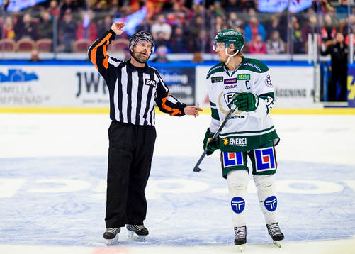 Domare Partik Sjöberg pratar med Färjestads Magnus Nygren