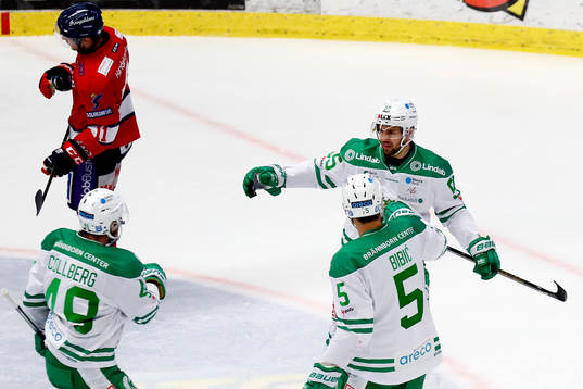 Rögles Felix Schütz jublar med lagkamrater
