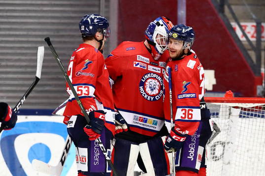 Linköpings Niklas Fogström och Eddie Larsson kramar om