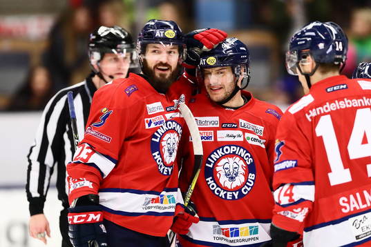 Linköpings Niklas Persson kramar om Niklas Fogström och