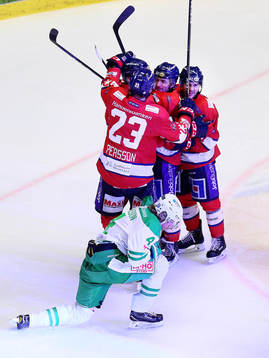 Linköpings Niklas Persson och Broc Little med flera kramas