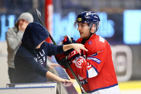 Linköpings Garrett Roe skojar med några ungdomar
