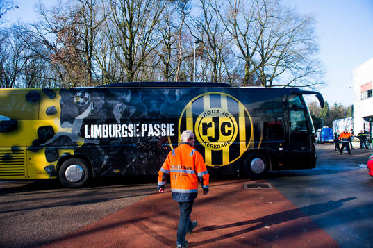 Rodas spelarbuss anländer