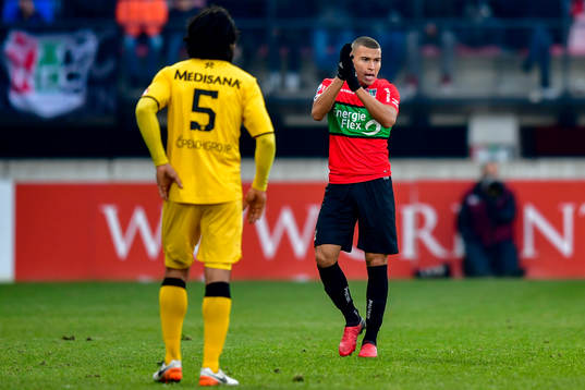 Nijmegens Jordan Larsson tackar publiken när han lämnar