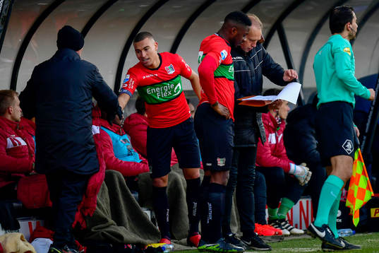 Nijmegens Jordan Larsson tackar medspelarna på bänken