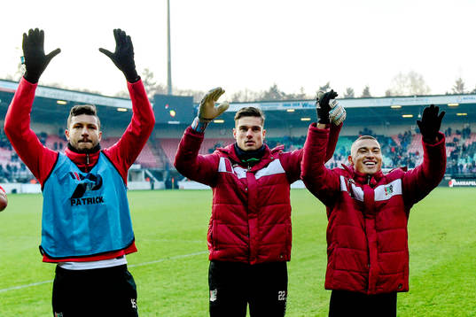Nijmegens Ofosu, målvakt Joshua Smits och Jordan Larsson