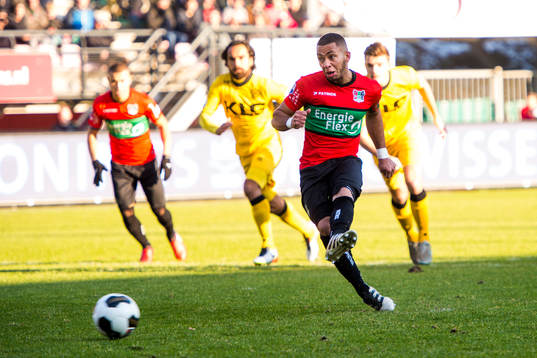 Nijmegens Reagy Ofosu gör 1-0 på straff