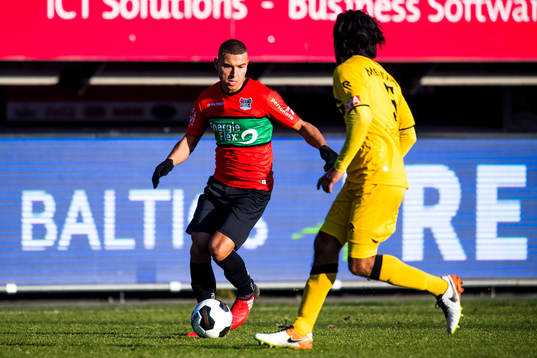 Nijmegens Jordan Larsson bevakas av Rodas Ard Van Peppen