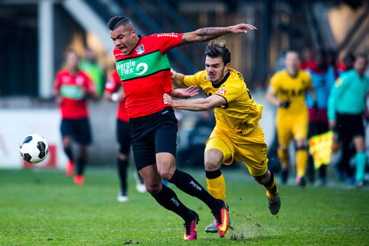 Nijmegens Jay-Roy Grot dras omkull av Rodas Daryl Werker