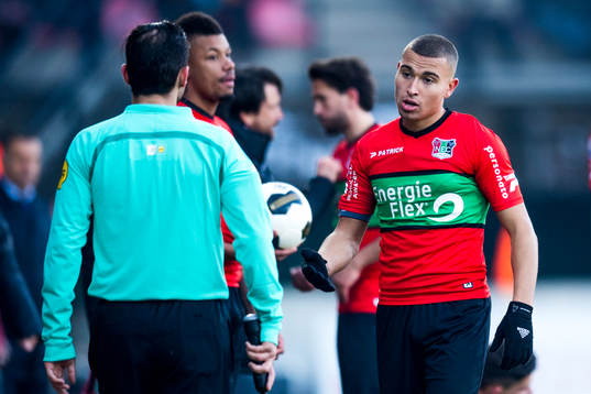 Nijmegens Jordan Larsson i diskussion med domaren