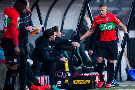 Nijmegens Jordan Larsson tackar medspelarna på bänken