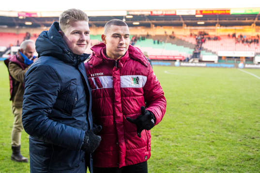 Nijmegens Jordan Larsson fotograferas med en supporter
