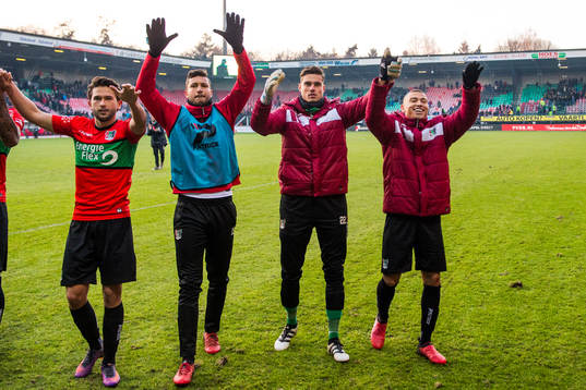 Nijmegens Jordan Larsson och lagkamraterna tackar publiken