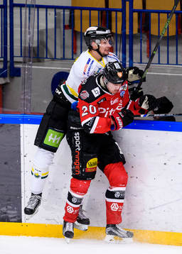 Piteås Carl Becker tacklar Östersunds Carl Ackered