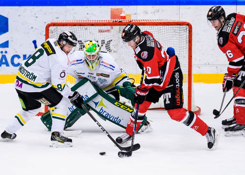 Piteås Carl Becker hotar framför Östersunds målvakt Tim