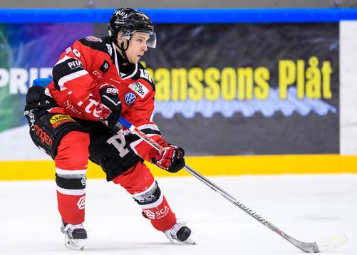 Piteås Magnus Isaksson med pucken