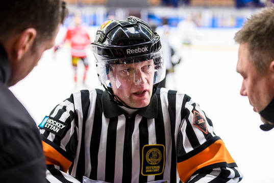Domare Tomas Öberg pratar med lagens tränare