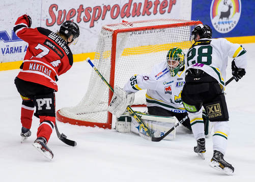 Piteås Petter Mäkitalo får en målchans framför