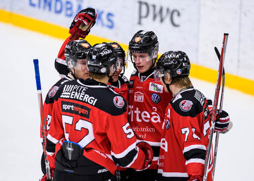 Piteås Petter Mäkitalo (h) jublar